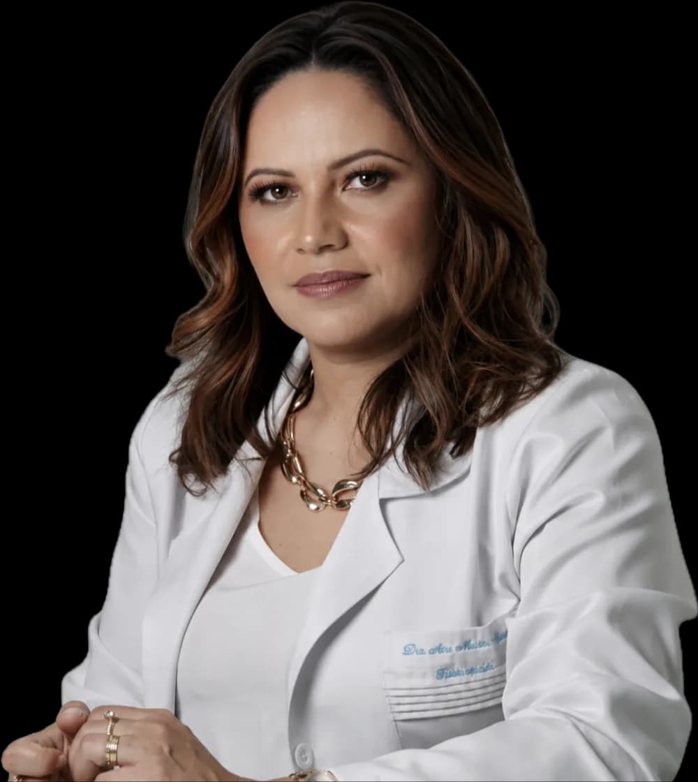 Dra. Ana Maria Costa, fisioterapeuta, de jaleco branco